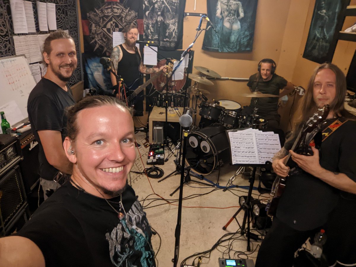 Ein Geist geht um!

Endlich wieder vollständige Probe.