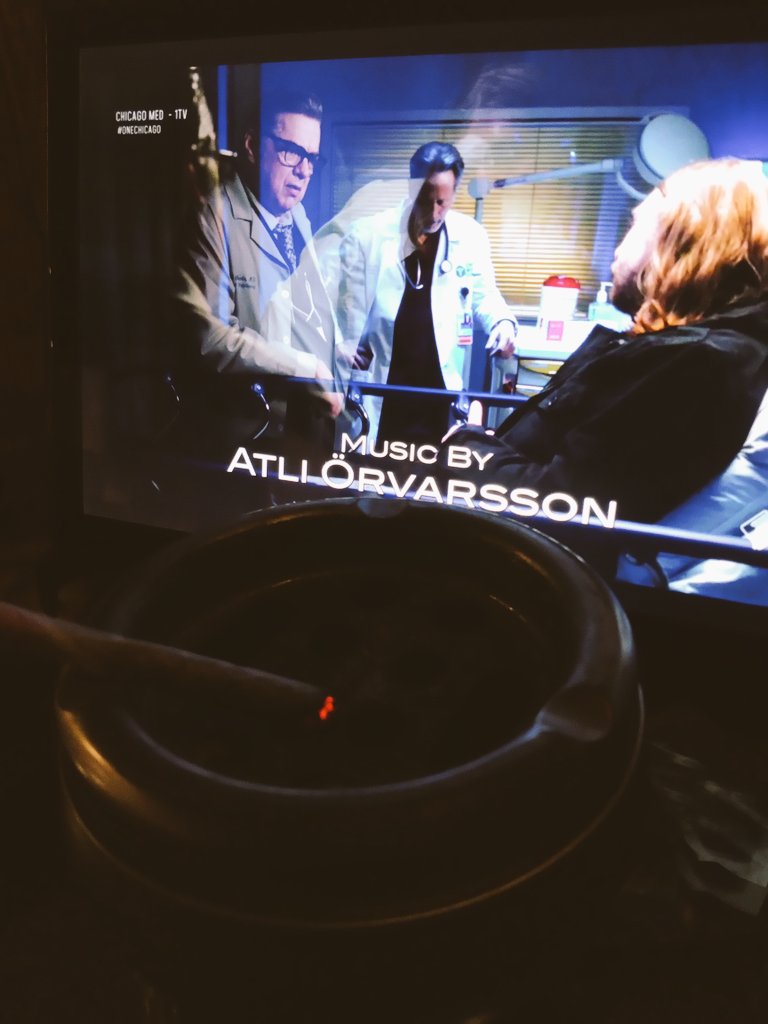 RizzoliStefano's tweet photo. Tablet con #ChicagoMed, #cannetta e bell'arietta fresca. Il cane gode... #GiornataMondialedelCane. È #hashish, lo confesso. Ma si sta da Dio, quella sensazione che ti stai sfondando di relax... #cannabislegale #cannabis #SpiniNelFianco https://t.co/vDv9LO1o80