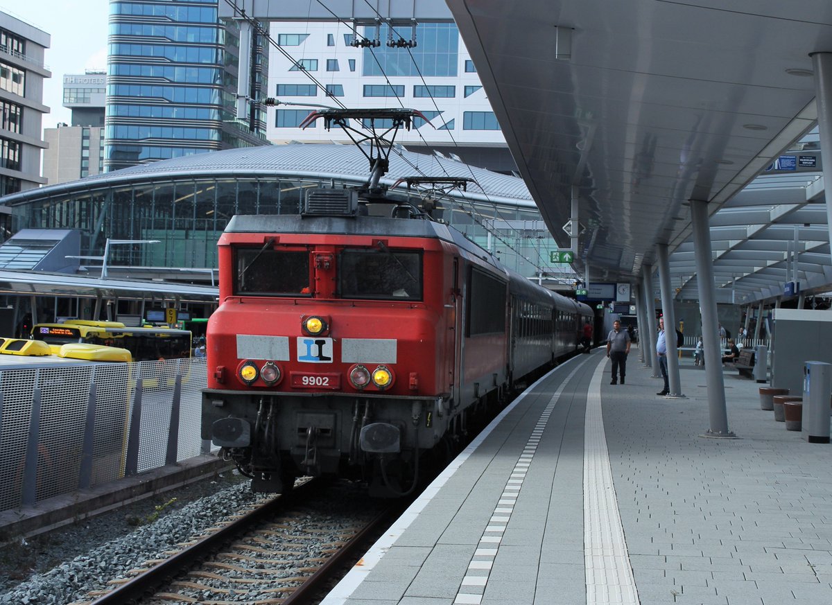 erwinstreinen's tweet photo. RXP / RailExperts locomotief 9902 met 3 rijtuigen van @StoomstNed te station Utrecht Centraal
#ns #rxp #railexperts #locomotief #locomotive #treinleven #treinfoto #utrecht #utrechtcs #mitropa #stoomstichting #rijtuigen
#treinspot #utrechtcentraal #railwaylife #train https://t.co/UrM2wGCci8
