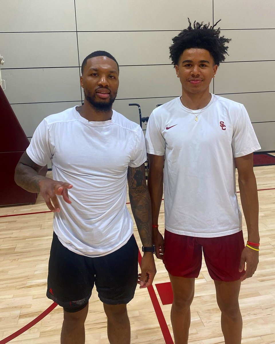 USC_Hoops's tweet photo. Dame Time at Galen Center! ⏰

Thanks for stopping by, @Dame_Lillard!

#OnlyAtSC https://t.co/4LfhwiDSAj