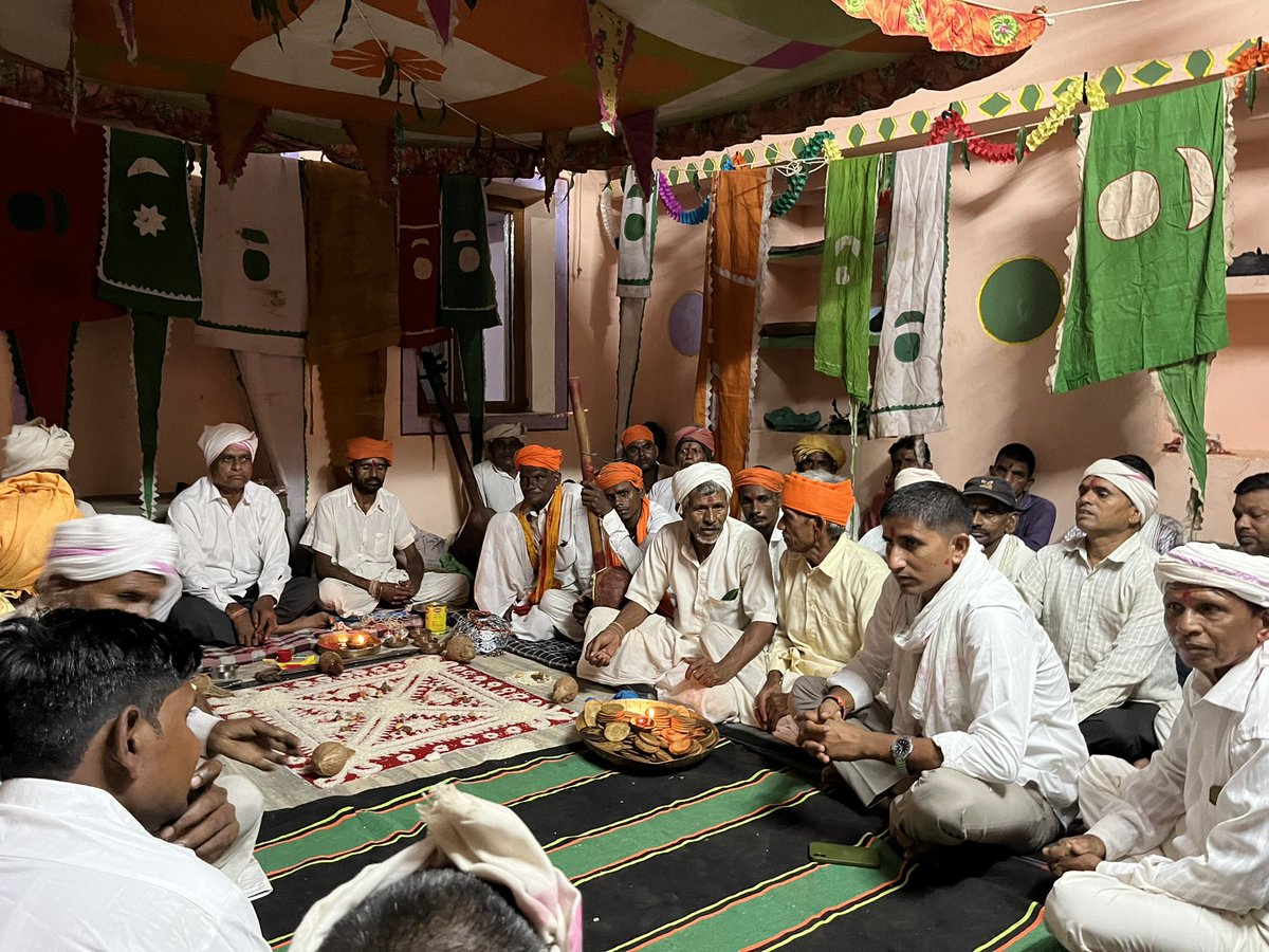 roat_mla's tweet photo. गोविंद गुरु महराज की जय                             आज गोविंद गुरु के भगतगण के साथ पाठपूजन मे मेटकोतवालों के साथ भजनमंडली कार्यक्रम मे सम्मिलित , जय गुरु , जय जोहार https://t.co/7rmm4uvb0H
