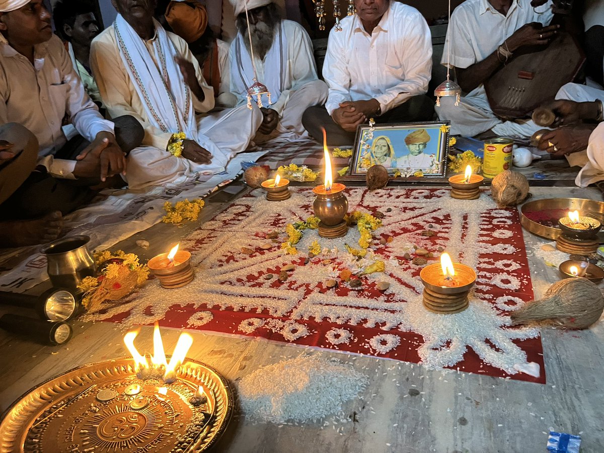 roat_mla's tweet photo. गोविंद गुरु महराज की जय                             आज गोविंद गुरु के भगतगण के साथ पाठपूजन मे मेटकोतवालों के साथ भजनमंडली कार्यक्रम मे सम्मिलित , जय गुरु , जय जोहार https://t.co/7rmm4uvb0H