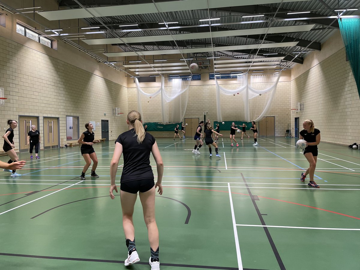 SurreyStormNPL's tweet photo. Last night U15s school games squad had their penultimate session & the last Thurs before competition time! Organised chaos this practice was! Haha! Just 1 more session & an early Sun to finish training phase. None of us can believe comp time is here! #timeflieswhenyourhavingfun https://t.co/6ozwFO61Ww
