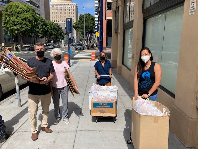 ElderHelpSD's tweet photo. #FeelGoodFriday: Each week this amazing group of volunteers goes door to door with groceries and pantry supplies for downtown seniors. Check out their full story: https://t.co/4azfNUesQU #payitforward #volunteer #elderhelp #eldercare #FeelGoodFriday https://t.co/alWypSu8ri