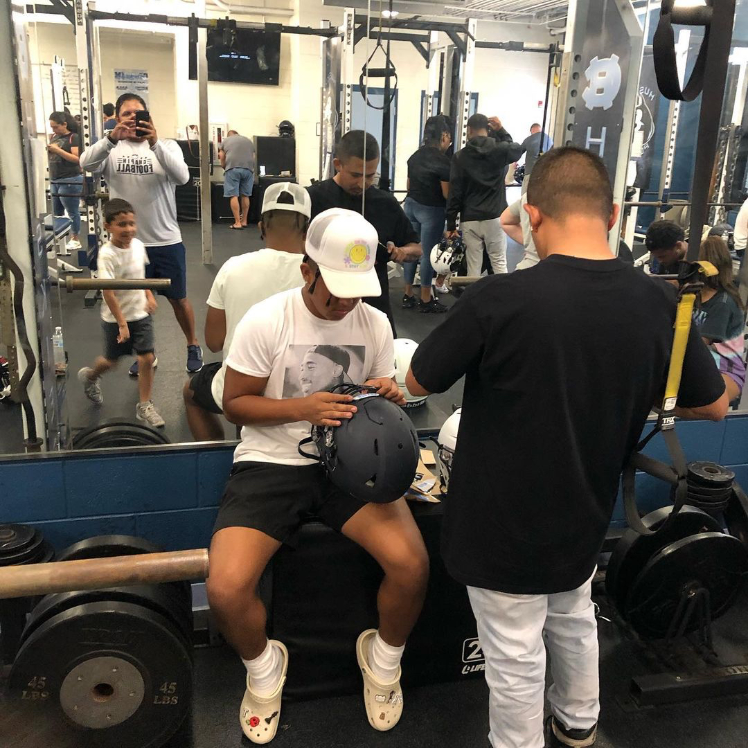 ELPASO_ISD's tweet photo. Decals with Family! π
The Chapin High School student-athletes added new members to their team. Congratulations and best of luck πΊ Huskies! #GoEPISD #EPISDProud @Chapin_HS https://t.co/oOY32lORFs