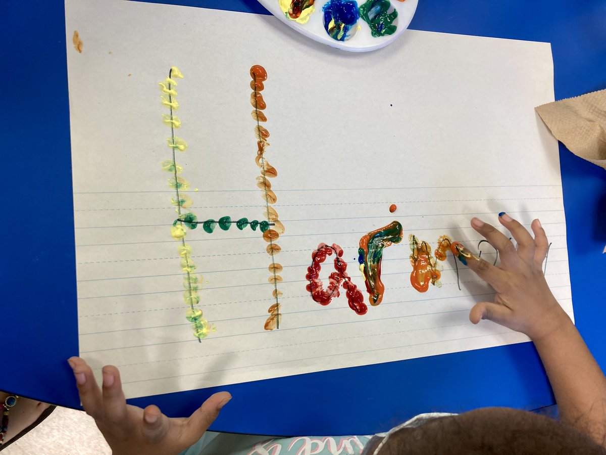 KlondikeMrsParr's tweet photo. @KlondikeBears scholars engaged working on names and letters @MrBoyer134 @APKlondike @KBowmanAIC @inspired_teach1 #janplan https://t.co/satl0u5tP9