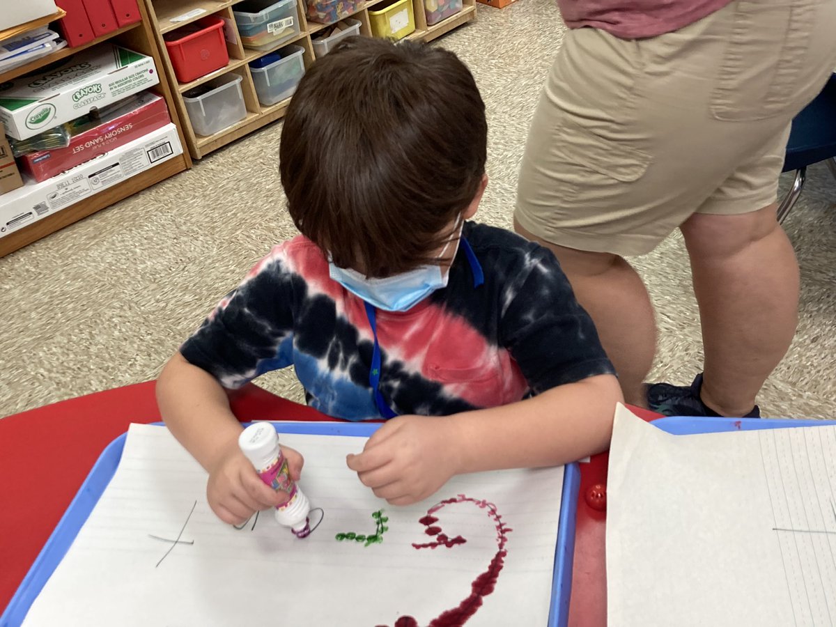KlondikeMrsParr's tweet photo. @KlondikeBears scholars engaged working on names and letters @MrBoyer134 @APKlondike @KBowmanAIC @inspired_teach1 #janplan https://t.co/satl0u5tP9