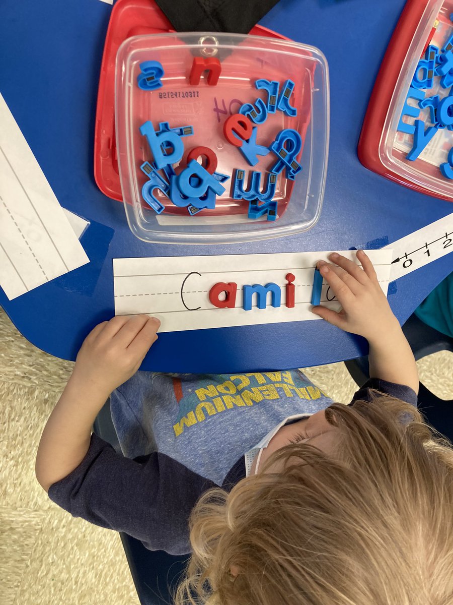 KlondikeMrsParr's tweet photo. @KlondikeBears scholars engaged working on names and letters @MrBoyer134 @APKlondike @KBowmanAIC @inspired_teach1 #janplan https://t.co/satl0u5tP9