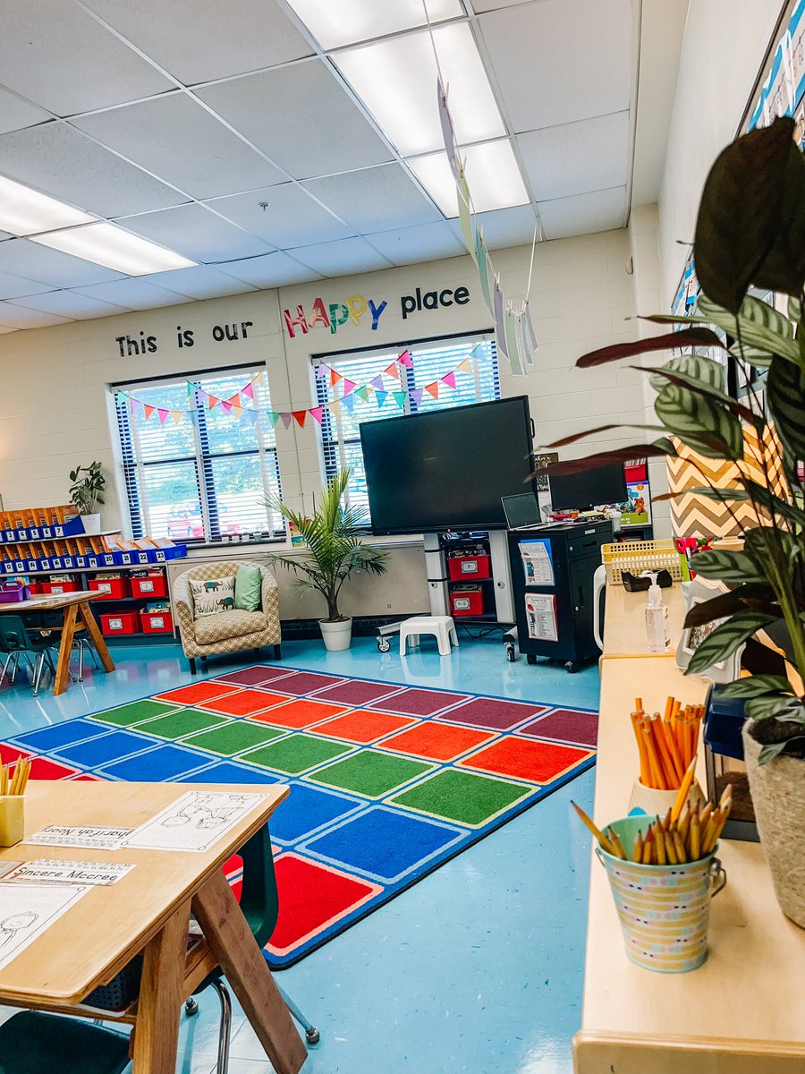 1stgradehooray's tweet photo. Room 102 is ready. Bring on the firsties! 🎉🍎 #iteachfirst @WestchesterElem https://t.co/OvQW06e3gF