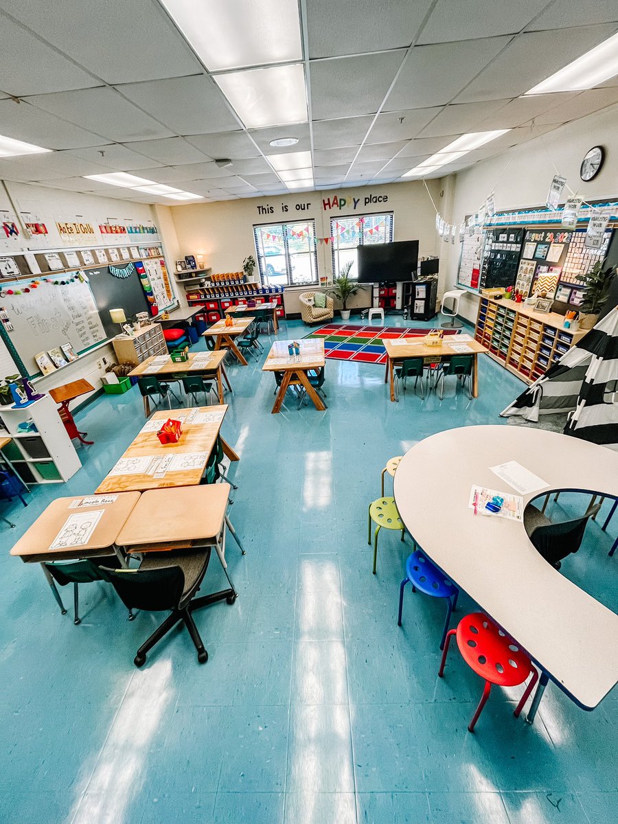 1stgradehooray's tweet photo. Room 102 is ready. Bring on the firsties! 🎉🍎 #iteachfirst @WestchesterElem https://t.co/OvQW06e3gF