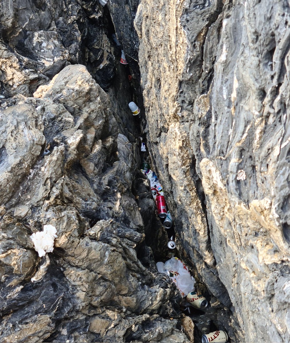 Tra le rocce delle #CinqueTerre impera la sporcizia del turismo di massa in attesa di essere spazzato in mare alla prima mareggiata. Crediamo che qualcosa si può fare e che bisogna farlo presto! #StatiGenerali a difesa dell'ambiente. Cc <a href="/leodimpo/">Leonardo D'Imporzano</a> <a href="/donabianchi1/">donatella bianchi 🌈🐬</a> <a href="/FabriziaPecunia/">Fabrizia Pecunia</a>