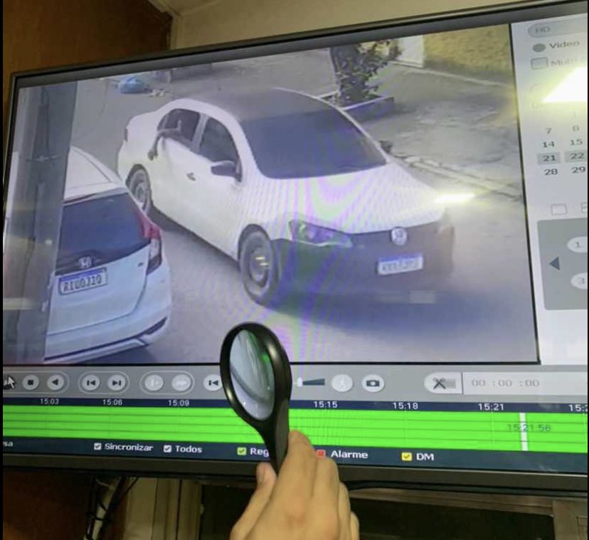 Meu primo foi furtado, moto parada na porta de casa.. o carro do vídeo era dos ladrões, quem puder ajudar dando rt 🙏🏻