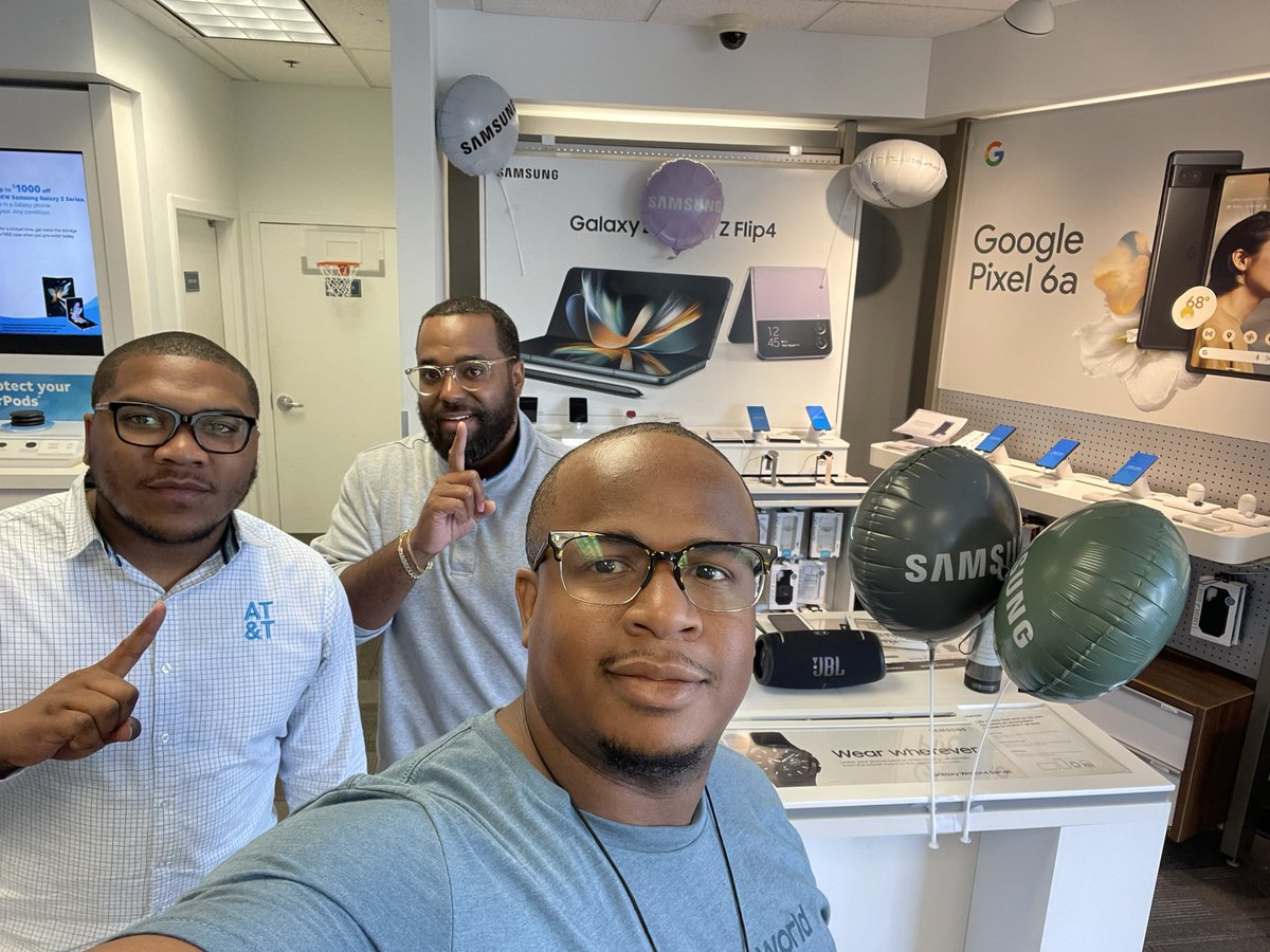 tmace22's tweet photo. Stopped by to help @AmiracleHappen prep for a great event tomorrow and ran into the legend @Mike_V_Lamb #onebandonesound #WeOutside #paintthecityblue #ohpa #doitfordenver https://t.co/kbSGwn0Jk1