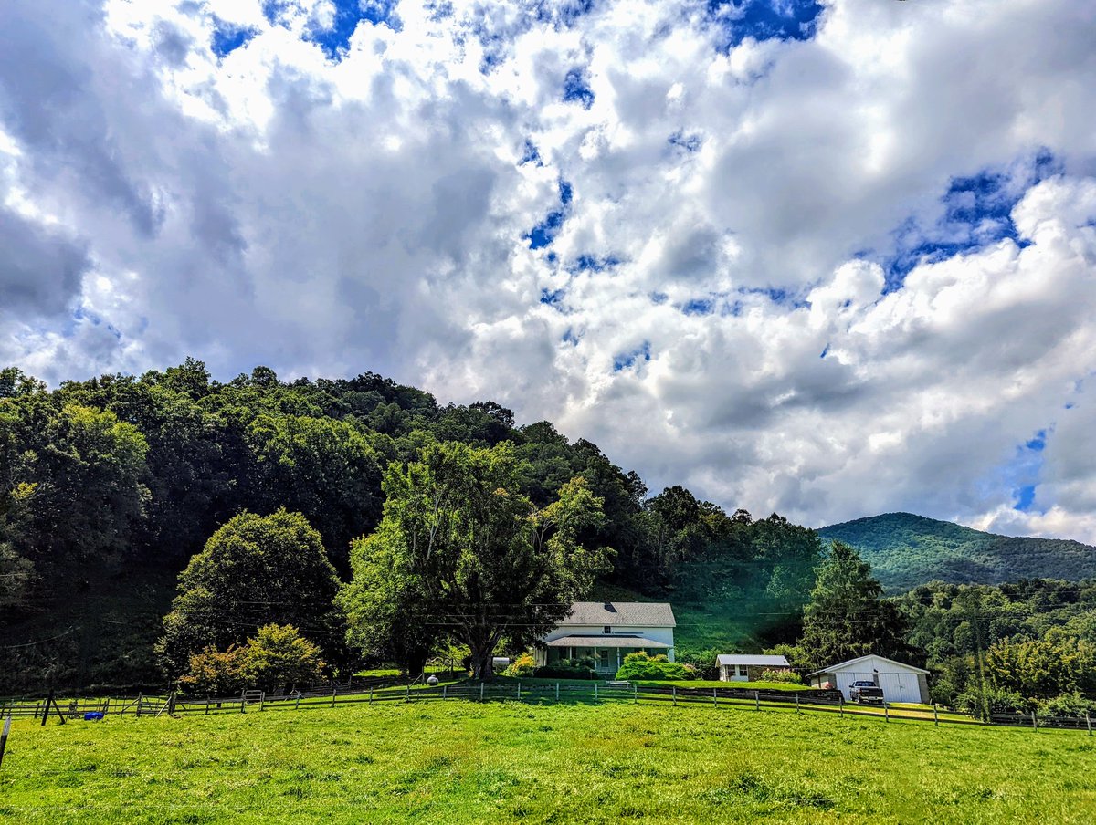 Daisylove1322's tweet photo. @iTheFelizer @JeriLile @kc_native_photo @mlyonphotos @RasPhoto_ @owendcooper @LQ_Photography @L0stinF0cus @kunalmalhotra26 First pic is of a farm in front of my sons elementary school.( I was in the car line picking him up..)

#MountainLife
#CloudsForDays https://t.co/26edmSx18r