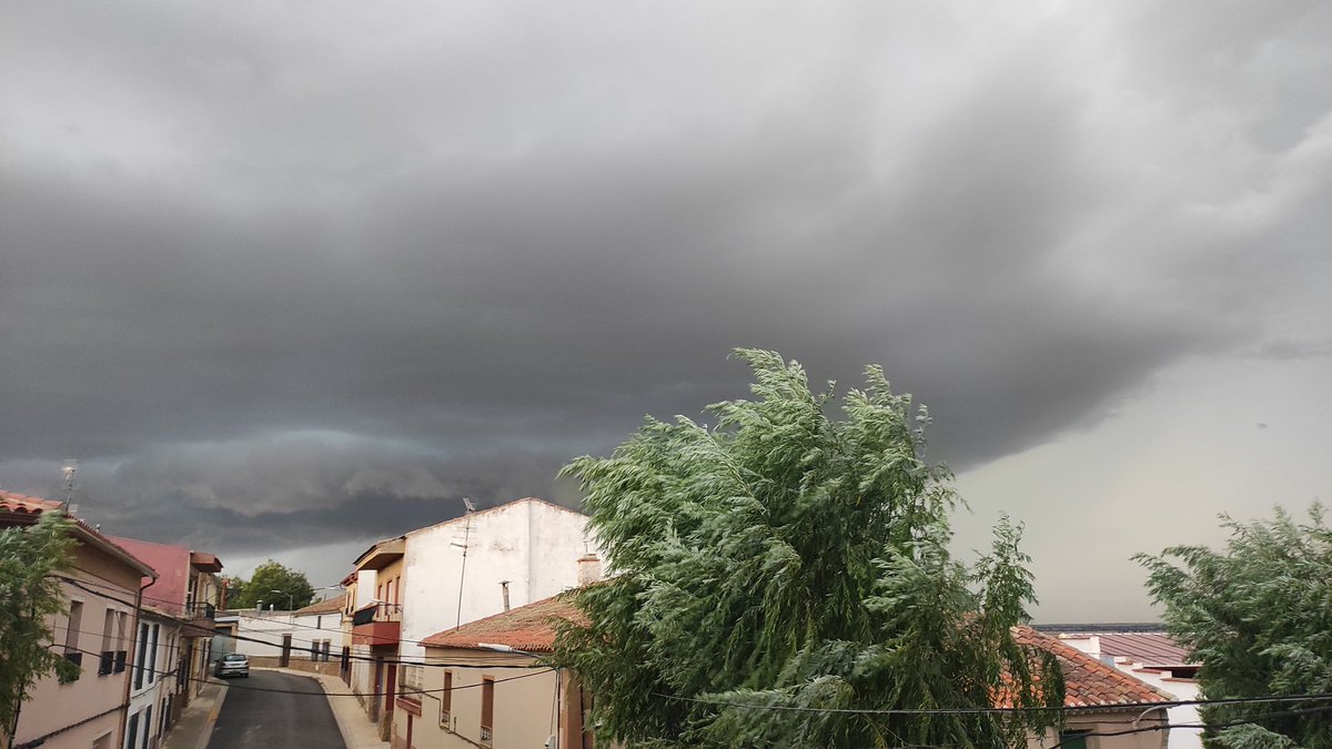 max_bnt8's tweet photo. @MeteoSE @gdvictorm @Supercelulas @AEMET_CLaMancha @AEMET_SINOBAS @JuanjoVillena @severeweatherEU @SpainStormPred @spainsevere @RAM_meteo Aporto otra vista. Parece la misma nube. https://t.co/yBoKMgpVGW