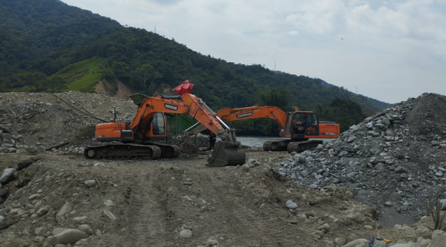 #Zamora | En la parroquia Timbara, detectamos frentes de explotación de grava aurífera sin autorización. Se procedió a paralizar actividades y colocar sellos de prohibición.
Mantendremos vigilancia y seguimiento. 🔍
#CuidamosNuestrosRecursos
