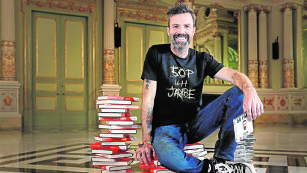 Una persona que marco un antes y después en mi vida.

Lectura obligatoria.

Los 20 mandamientos que Pau Donés descubrió para ser feliz.

1. Que sepamos vivir el presente.