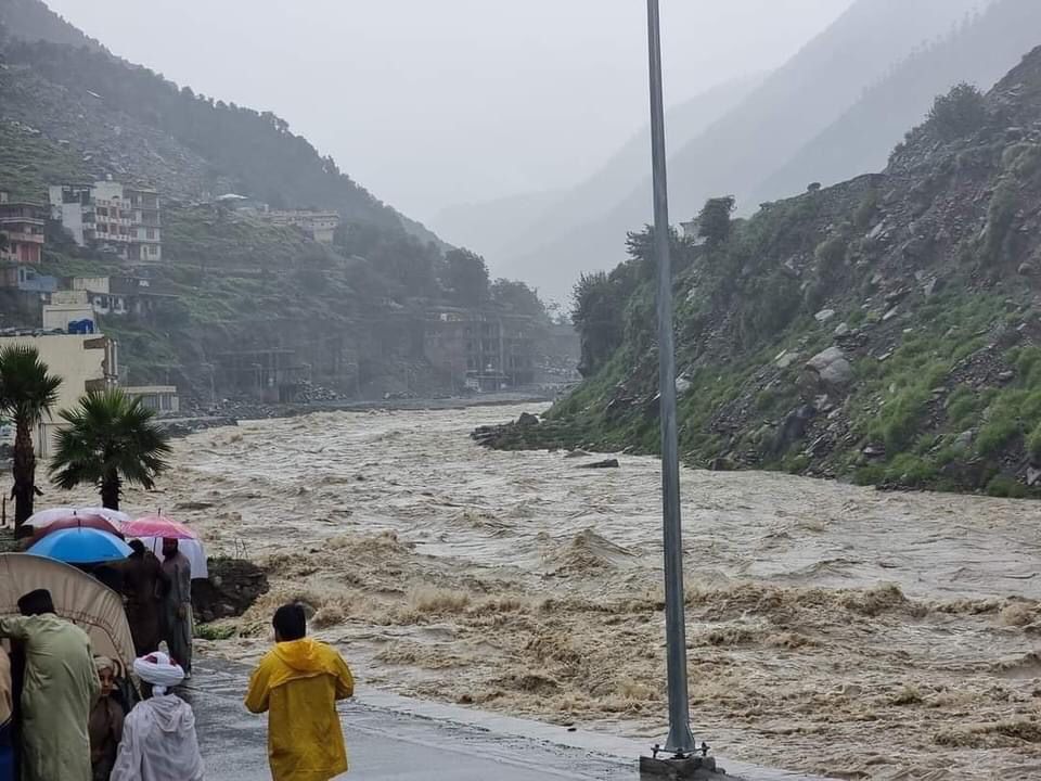 iaqeelyousafzai's tweet photo. وہ کونسا کمشنر مالاکنڈ ڈویژن تھا جس نے 80 کروڑ لیکر سوات میں تجاوزات کو جایز قرار دیکر دریا کنارے 180 ہوٹلز کو این او سی جاری کی. جس کو آجکل پشاور کا میڈیا منشیات کے خاتمے کی نام ونھاد دعوے کی بنیاد پر ہیرو پیش کررہا ہے؟ https://t.co/hMHfntdcxk