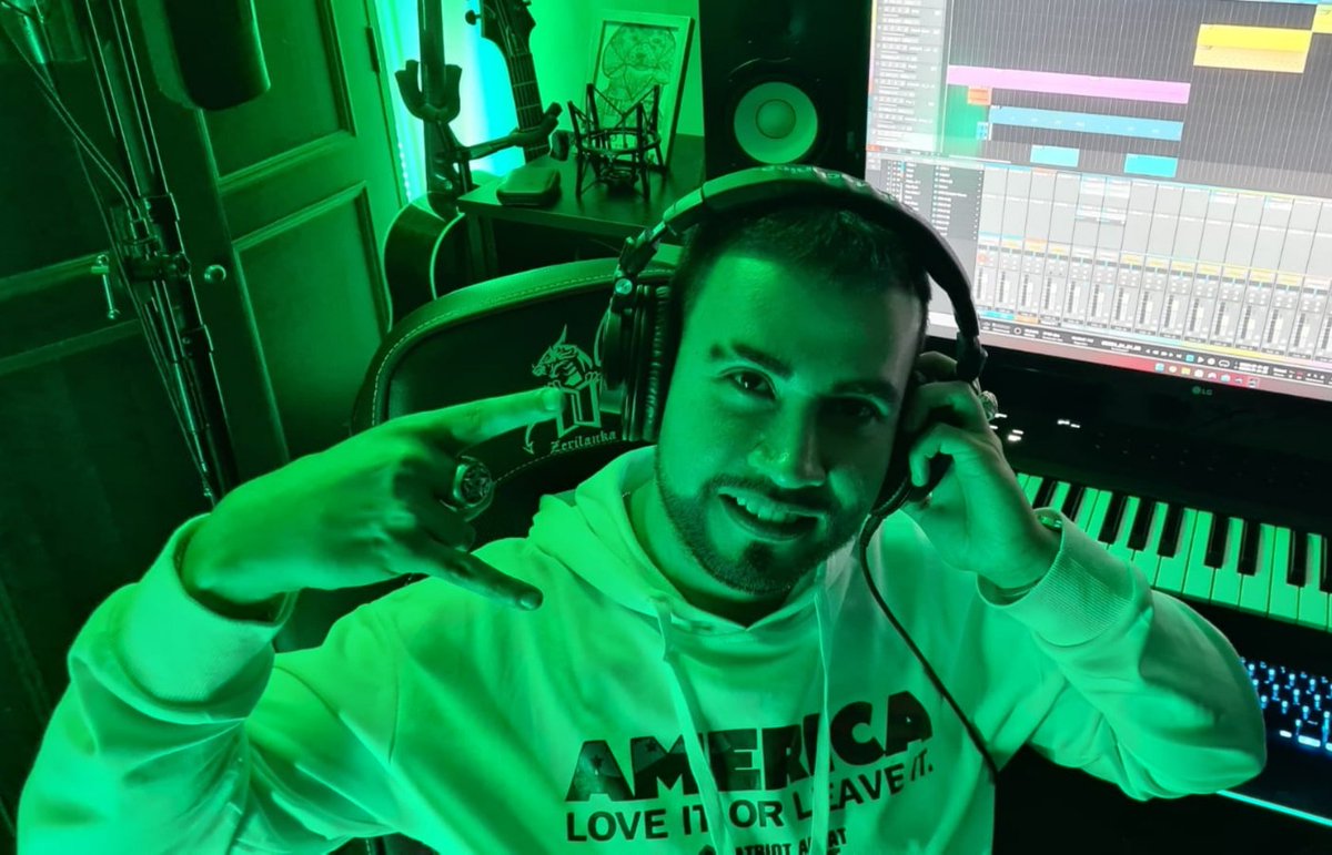 WilliamBastianM's tweet photo. Pegándole al beat!! 🎤🎧 
#studio #urban #recording #porttrait #picoftheday #pic #samsungzflip3 #bogota #music #beat #musica #new #newsound #single #poplatino #colombia🇨🇴 https://t.co/LO0QWzdURH