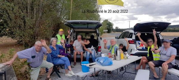 GJinterRdPtOcc's tweet photo. Photos de l’action visibilité des gilets jaunes de l’inter rond points le 20 Août 2022.
Samedi prochain, le 27 Août à 10h, l’assemblée de rentrée de l’inter rond points se tiendra à Toulouse au rond-point de Sesquières. Gilets jaunes, vous êtes tous les bienvenus !!! https://t.co/OPyAE0xzsj