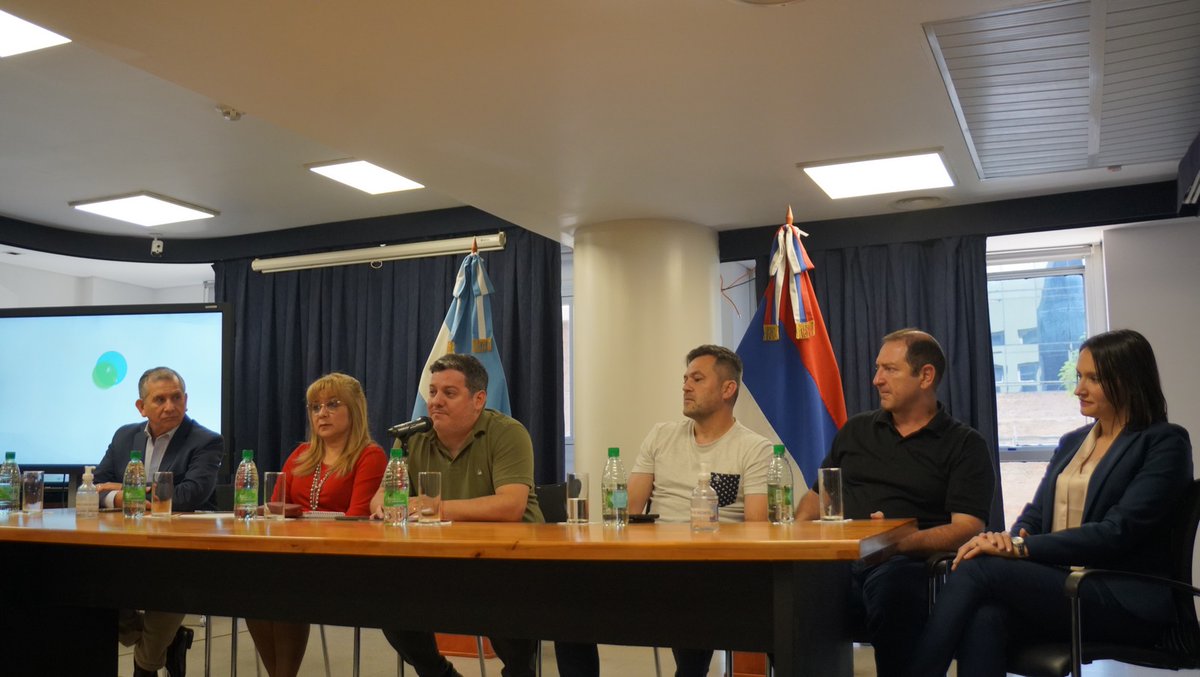 diputadosMis's tweet photo. En modalidad híbrida, este año el Parlamento Estudiantil Misionero será Internacional.
#Diputados 
#Misiones 
#ParlamentoEstudiantilMisionero

🧑‍💻➡️https://t.co/7UAA80Tjxo https://t.co/p2oqGJMU9I