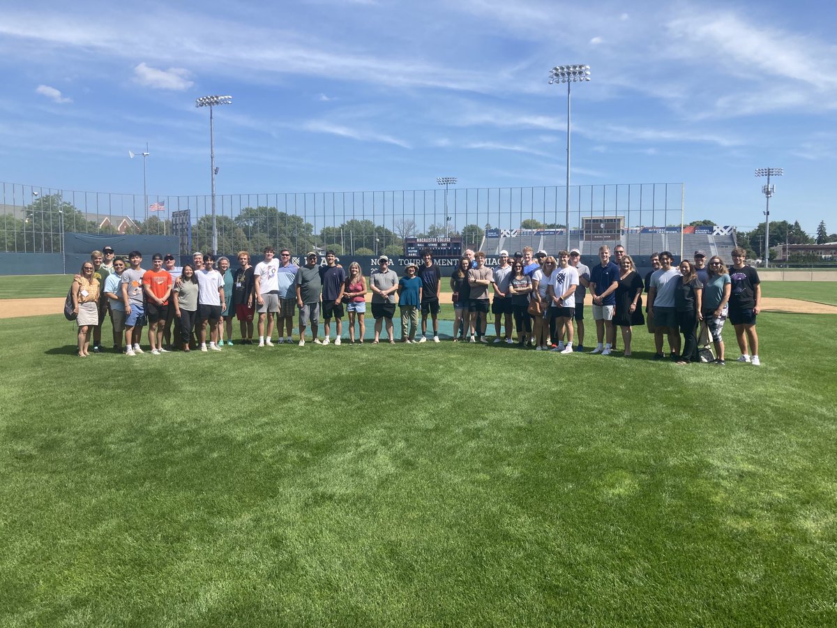MacalesterBase's tweet photo. Move-in day a success.!  We welcome new families to the team. #trust #heymac https://t.co/WKwYFpZNgX
