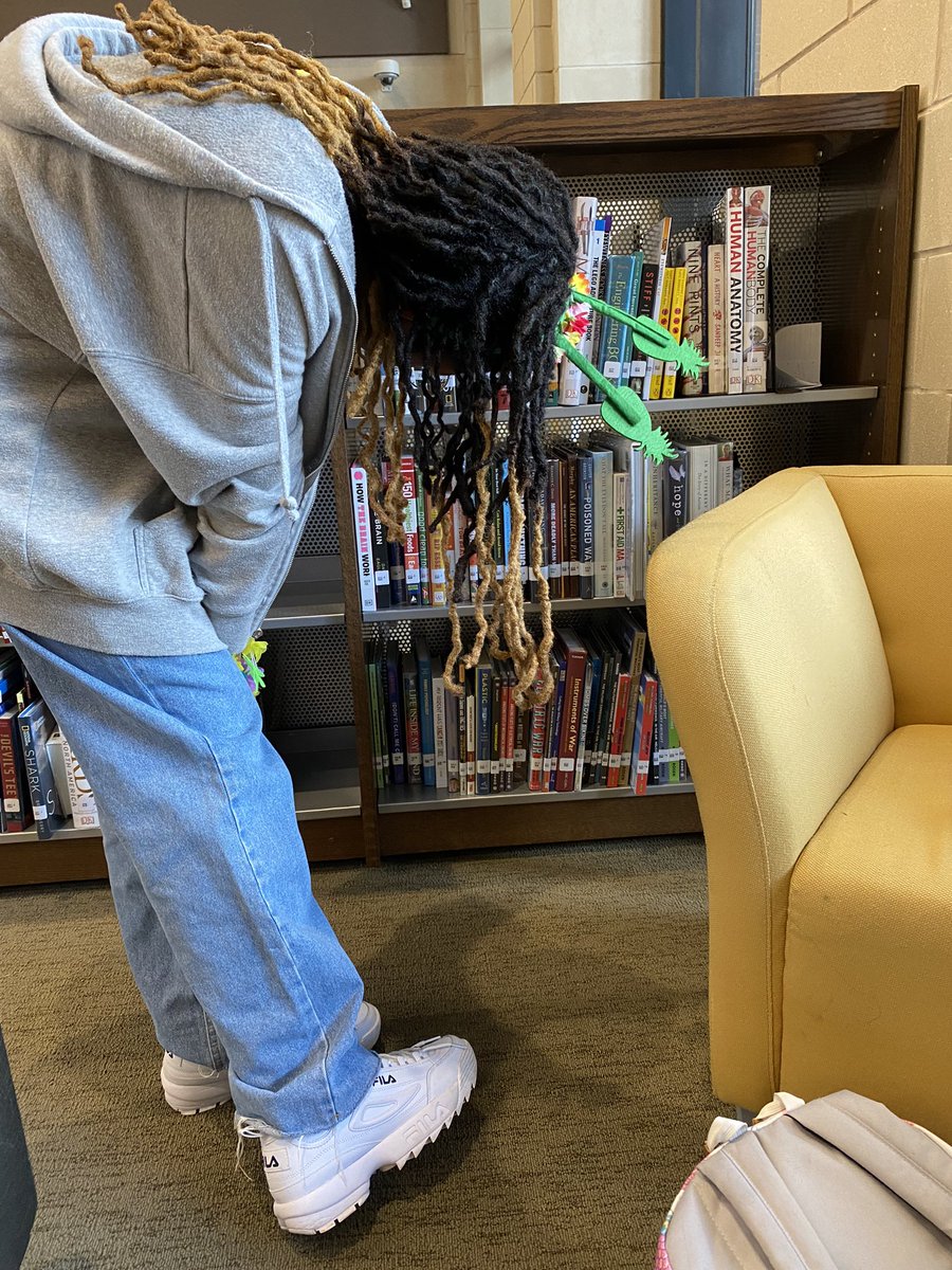 warrior_mhs's tweet photo. AP 2D and AP Drawing students researching their inquiries guided by questions! Can’t wait to see them visualize their topics! @friscofinearts @2018Memorial @LibraryMemorial https://t.co/9DMkEFM3vc
