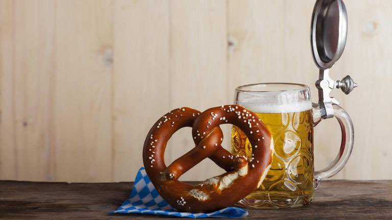 germanbrewers's tweet image. Das traditionsreiche Getränk rechts im Bild trägt den Titel bereits - jetzt soll bald auch die #Breze zum Immateriellen Kulturerbe Deutschlands zählen deutschlandfunk.de/brezel-soll-ku…