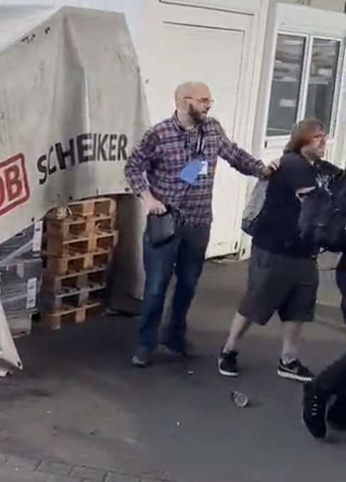 derpasilo's tweet photo. Egal, wie scheiße die Aktion von Tanzi Orange und Scurrows war, Newsi und Trashpack sind meine Nerdigen Helden in der Aktion hahahaha https://t.co/gW70xTcQVJ