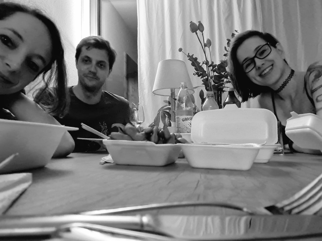 JoeyPrink's tweet image. Das Abendessen ist da und damit auch die neue Podcastfolge vom #einsnull Gamescom Special... diesmal mit unser neuen Mitbewohnerin @2DKiri

spotifyanchor-web.app.link/e/oUsjs4aGOsb

(@jessirocksplays&apos;s Tag war schon lang)