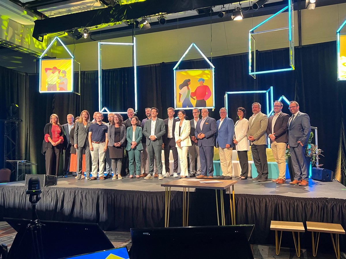 Tchechi's tweet photo. Le sommet de l’habitation se termine sur une note positive avec une déclaration conjointe de tous les maires des 10 plus grandes villes du #Quebec qui choisissent de travailler ensemble pour pallier à la crise du logement!!

10 villes, 10 engagements clairs!

#polmun #Laval https://t.co/9EQz1bRLdJ