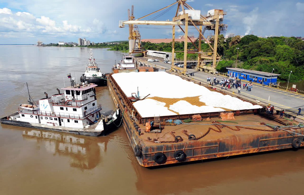 #MagnesitaSoberana llegó a Guayana! Nuevo acierto de <a href="/CVG_Oficial/">Corporación Venezolana de Guayana - CVG</a> afianza sustitución de importaciones en la industria nacional. Al muelle de <a href="/VENALUM_CVG/">CVG Venalum</a> arribaron 3000TN de Carbonato de Magnesio, proveniente de Nueva Esparta para procesos siderúrgicos.
#PuebloConscienteSiempre