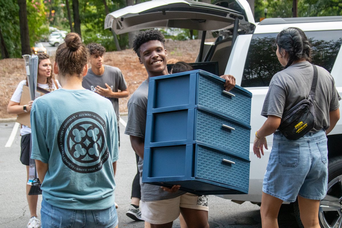 OglethorpeUniv's tweet photo. Returning Petrels, meet new Petrels! #OUWelcomeWeekend started with first-year move-in -- courtesy of Petrel Moving Co. -- and a community resource fair. See today's photos: https://t.co/1ZDJDkD5X8 https://t.co/GzOdZAycFh