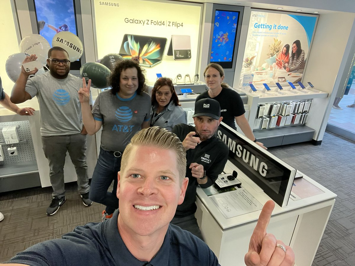 The Samsung party is continuing with our AT&amp;T Greece team! #ERFlipFold 🚀  @theeastregion <a href="/OneNYNJ/">OneNYNJ</a> <a href="/J_Komenski/">Jason Komenski</a> <a href="/ChristineTrisel/">Christine Trisel</a> <a href="/FrankMadonia3/">解忧段子</a> <a href="/Pascal_boolean/">M Pascal</a> <a href="/terioliver464/">Theresa Oliver</a> <a href="/LorenNordin/">Loren Nordin</a>