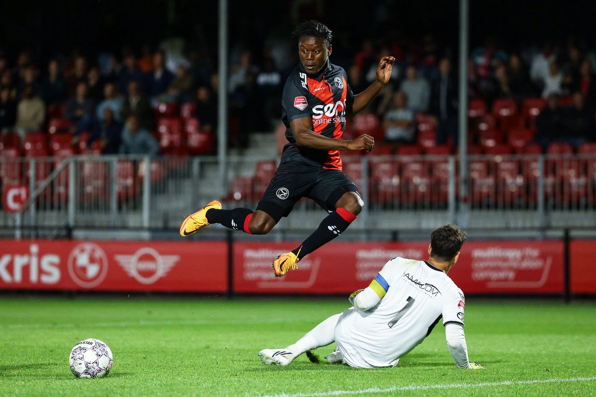 AlmereCityFC's tweet photo. ๐งค | Almere City FC wint met 2-0 tegen FC Den Bosch en bezorgt keeper en jeugdexponent Stijn Keller feestelijk debuut.
โก๏ธ https://t.co/9kLw5KM2TS
Foto's Ron Baltus / https://t.co/xfI99m0FWo https://t.co/dY6lZU98Qz