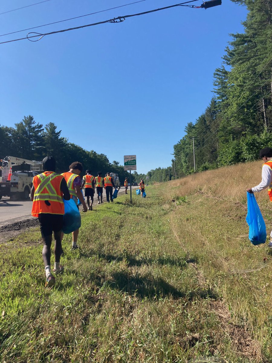 Ravens_FB's tweet photo. The Raven newcomers were out serving the community with a roadside cleanup! #OneMi22ion https://t.co/IWUn5piQxT