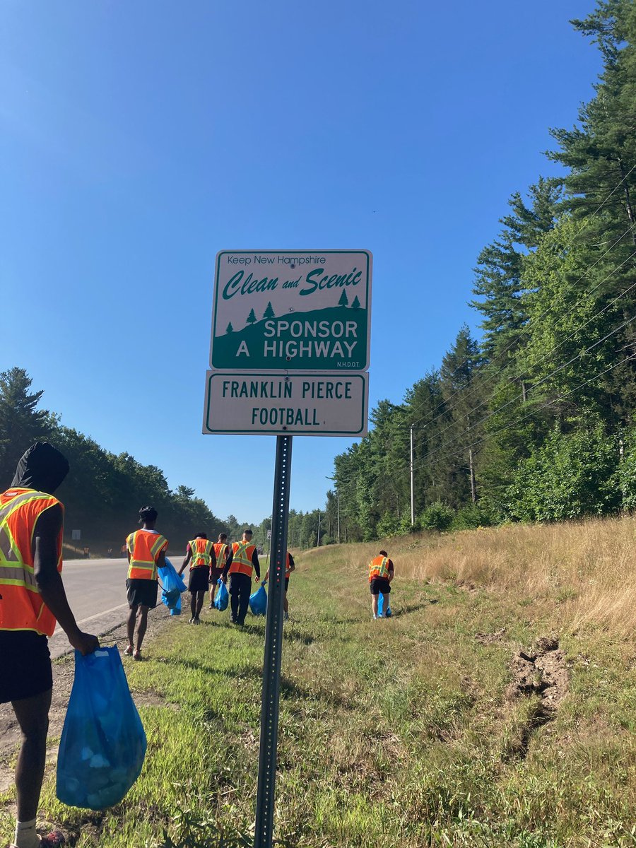 Ravens_FB's tweet photo. The Raven newcomers were out serving the community with a roadside cleanup! #OneMi22ion https://t.co/IWUn5piQxT