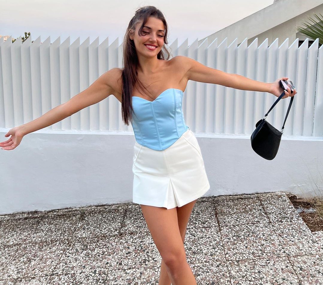 TvDunyasii's tweet image. Hande Erçel, Brezilyalı hayranının ondan esinlenip çıkardığı markayı giydi ve paylaşarak destek oldu 👏👏