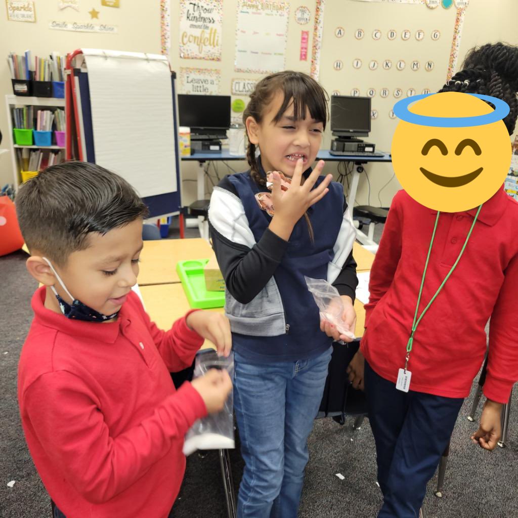 EduTechOnBlast's tweet photo. Look at these amazing scientists using their senses to guess the items they are smelling and tasting! They had a blast using their senses such as taste and smell! #bestscientists #saddleupitstimetolearn https://t.co/6Wdy2jrO5x
