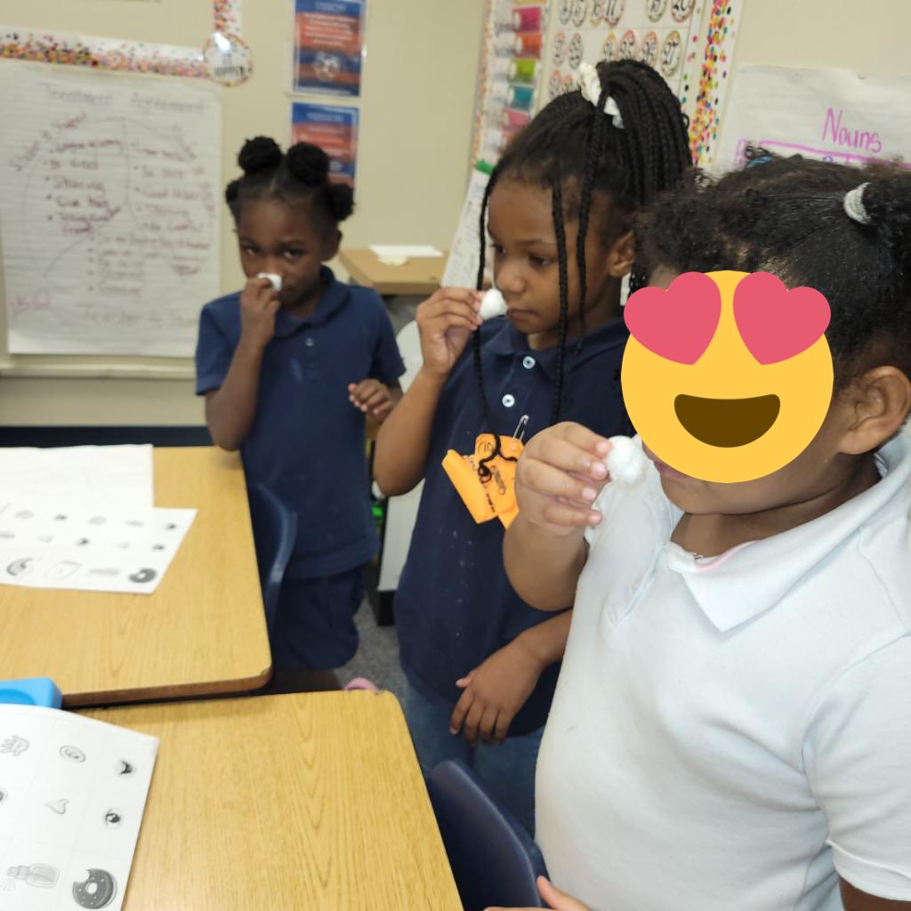 EduTechOnBlast's tweet photo. Look at these amazing scientists using their senses to guess the items they are smelling and tasting! They had a blast using their senses such as taste and smell! #bestscientists #saddleupitstimetolearn https://t.co/6Wdy2jrO5x