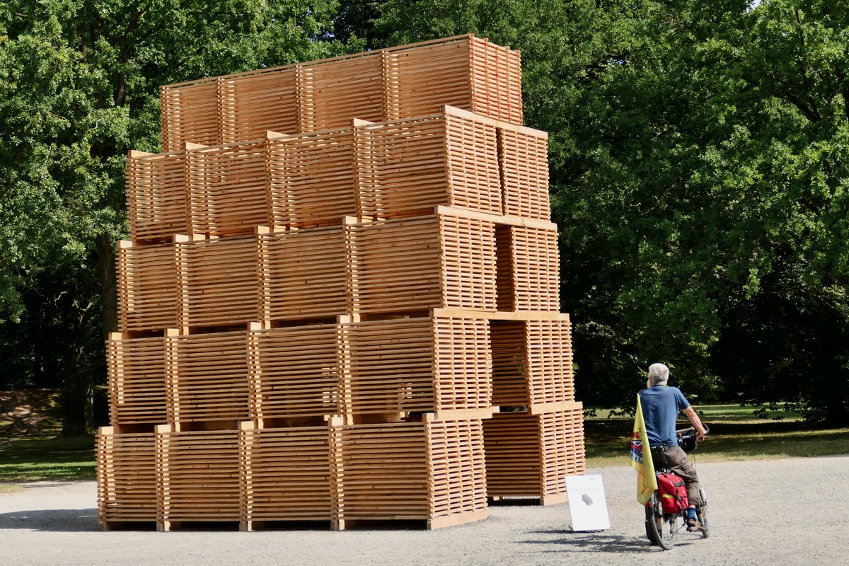 bergwaldprojekt's tweet photo. Hunderte #Hordengatter.
Aufgestellt schützen sie in der Natur, im #Wald junge Bäume vor Verbiss.
Aufgestapelt werden sie auf der #documenta Kunst und zum #ReflectionPoint. https://t.co/DSi1912Zys