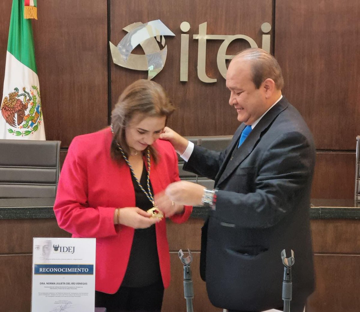 JulietDelrio's tweet photo. Hoy recibo del @IDEJGuadalajara una de las distinciones más significativas, la medalla doctoral del Instituto de Estudios Jurídicos de Jalisco, representada por un águila, y que me distingue como parte de su claustro de Doctores honoríficos. #Gracias https://t.co/YEnRG4XPq9