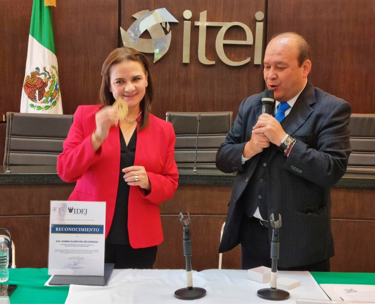 Hoy recibo del <a href="/IDEJGuadalajara/">IDEJ</a> una de las distinciones más significativas, la medalla doctoral del Instituto de Estudios Jurídicos de Jalisco, representada por un águila, y que me distingue como parte de su claustro de Doctores honoríficos. #Gracias