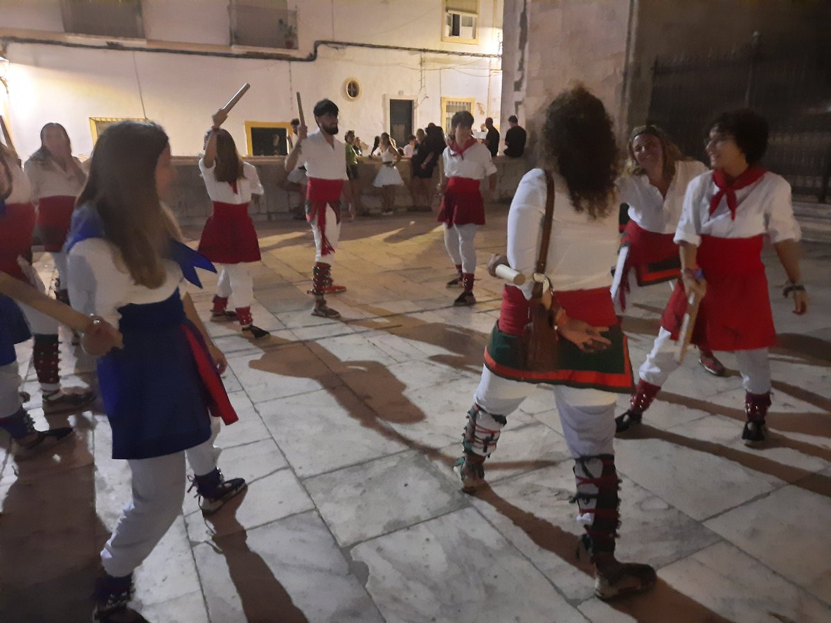 bastoneris's tweet photo. Vosaltres què feu? Nosaltres estem jugant al «bastó ninja» amb la Colla Bastonera del Montserratí. #aplecinternacional2022
🏮❤️💙 https://t.co/OIoU2in64u