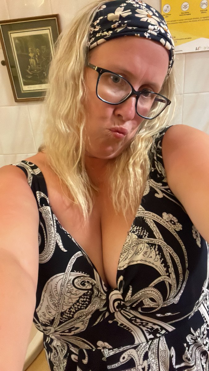 sarahcompton83's tweet photo. Birthday selfie #toiletselfie #throwback #21plusVAT https://t.co/K3664kEudB