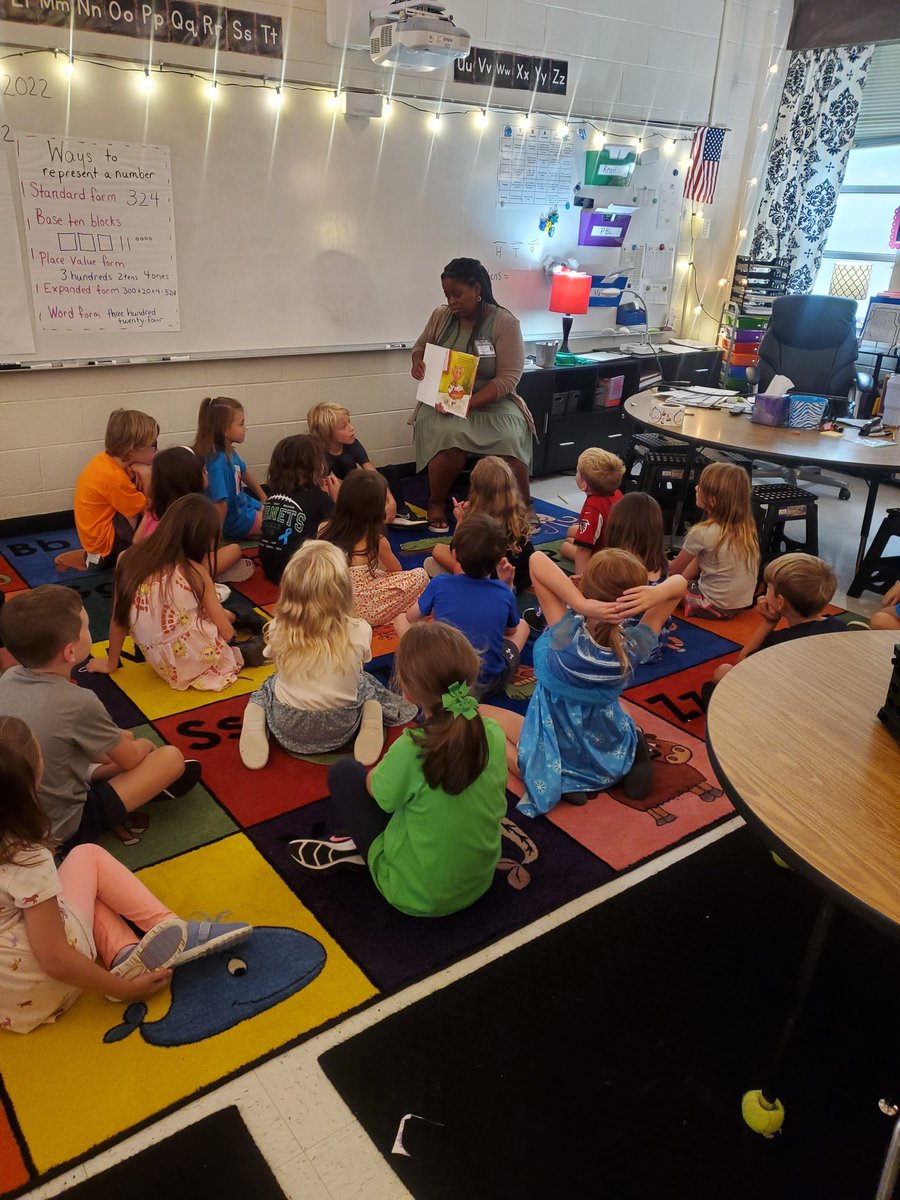 MPEBorders's tweet photo. We sooo enjoyed our guest readers today!! Thank you @MPE_Principal22 and @RoswellHighSch @RoswellHornets for reading to our class! The students enjoyed. It so much! @MPE_Mustangs https://t.co/RvaYERxD2Z