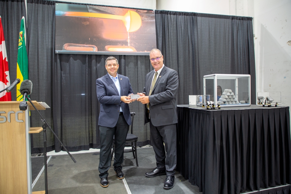 SRCnews's tweet photo. SRC presented Minister Jeremy Harrison with the first metal ingots ever produced in Canada. The ingots were processed by SRC during a successful test run of the metals smelting unit at its under-construction Rare Earth Processing Facility: https://t.co/udWQsZf5Gx
#REE #REESRC https://t.co/7xy9ZHQwkU