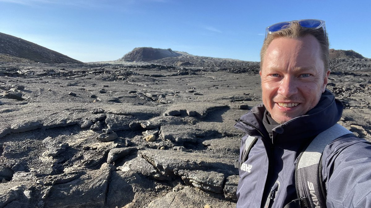 kent_els's tweet photo. Volcano exploring in Iceland. Just amazing! #iceland #reykjavik #volcano #exploring #bestbuddy #hiking #beautiful #lotsofrocks #nature #PicOfTheDay #photography #photo #travel #me https://t.co/Rlt0lgwYvi