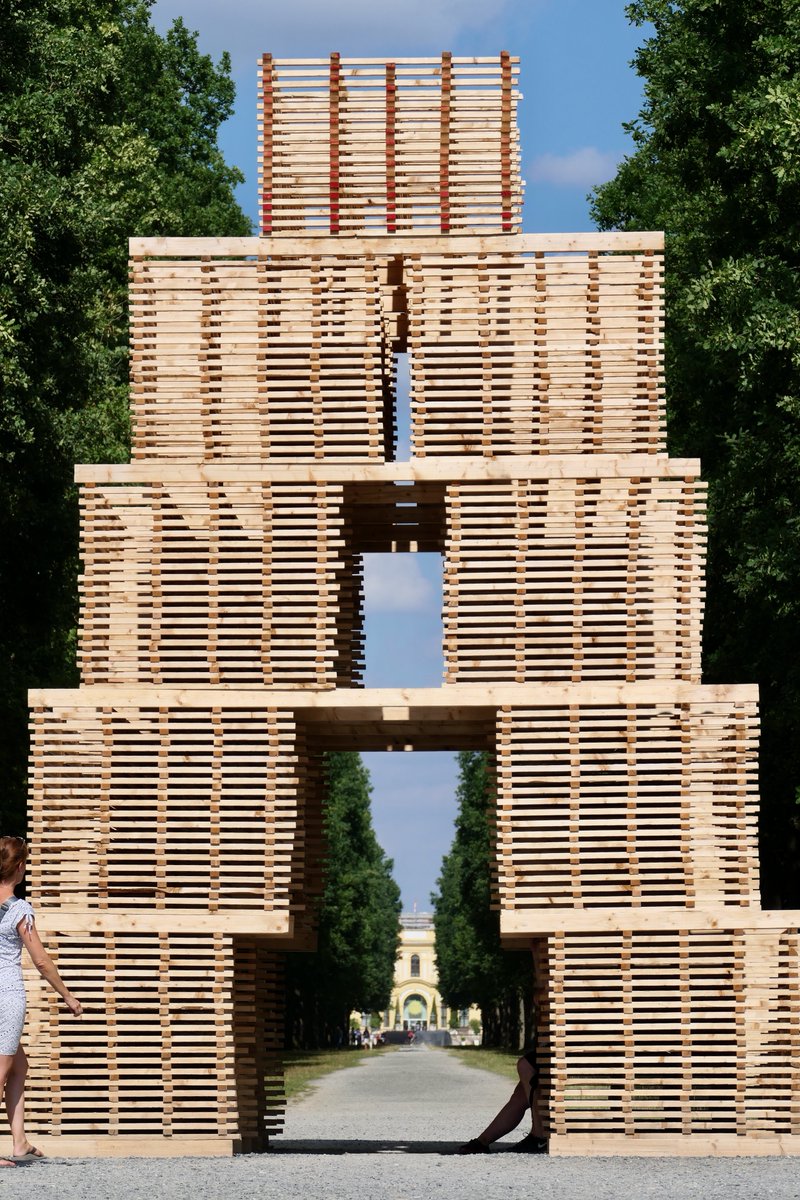 bergwaldprojekt's tweet photo. Hunderte #Hordengatter.
Aufgestellt schützen sie in der Natur, im #Wald junge Bäume vor Verbiss.
Aufgestapelt werden sie auf der #documenta Kunst und zum #ReflectionPoint. https://t.co/DSi1912Zys