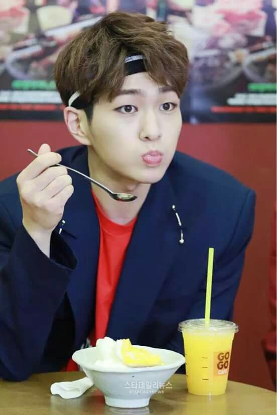 SHINeeating's tweet photo. Happy Friday (or Saturday depending where you are!!) 

#LeeJinki #ONEW #shineeating #SHINee https://t.co/qS7E2srizp